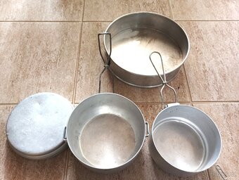 Rádio,ešusy a dortová forma,zapalovače,smalt.hrnce,toal.křes - 4