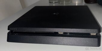 PlayStation 4 (PS4) s ovladačem - 4