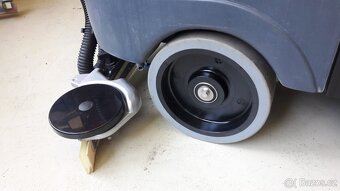 Podlahový mycí stroj Nilfisk BR 652 se sedící obsluhou - 4