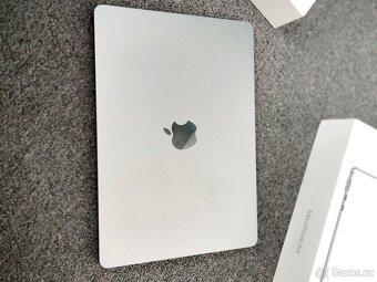 MacBook Air 13 palců M2 8 GB RAM 256 ssd - 4