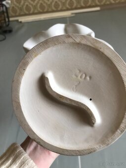 Porcelánová soška dámy s košíkem - 4