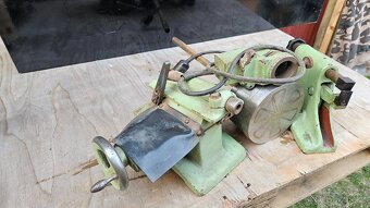 Univerzální hrotová bruska 2UD 500. - 4