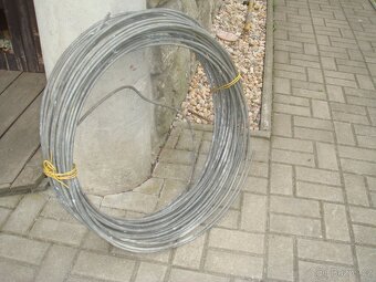 Plotové sloupky,zbytky oplocení. - 4