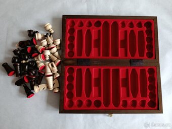 Malé dřevěné šachy s hrací plochou 31 x 31 x 2 cm. NOVÉ - 4