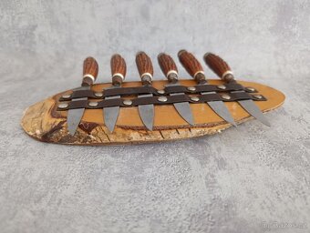 6ks malých nožíku na dřevěné podložce na zavěšení - 4