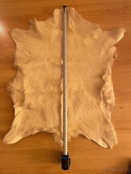 2 ks vyčiněná přírodní dekorační kožešina z kozinky - 4