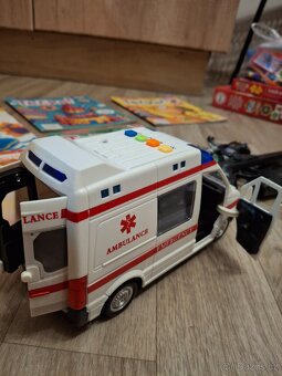 Hračky 50 kusů,štěkající pes, sanitka, vojáčci, pop-it - 4