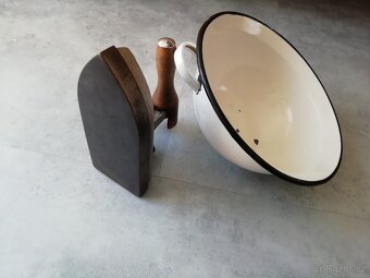 Stará krejčovská žehlička a smaltovaná mísa na zadělávání - 4