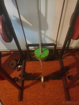 Kompaktní posilovací věž se stojany, kladkou, držáky - 4