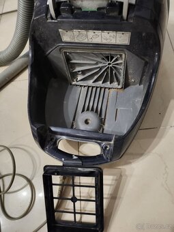 Prodám bezsačkový vysavač Elektrolux - 4