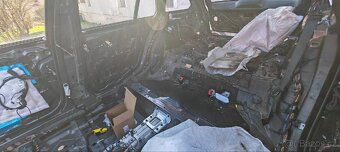 Prodám holou karoserii nebo výřezy bmw 2016 f11 - 4