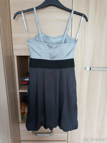 šedé šaty s podkasanou sukní, zn.HM - 4