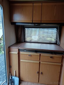 Pěkný karavan, bez SPZ na stání - 4