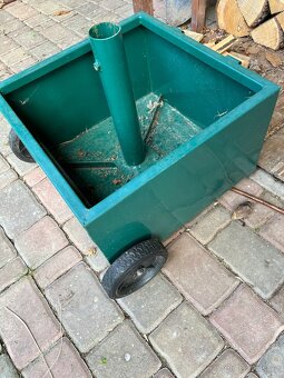 Stojan na slunečník a květináč s kolečky v jednom zelený - 4