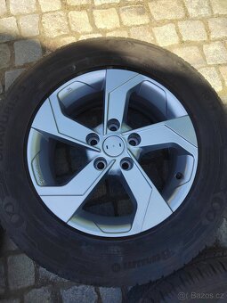 Prodám orig alu 16 Dacia Duster 5x114,3 ET 40 letní pneu - 4