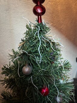 Umělý vánoční stromek i s ozdobami - 4
