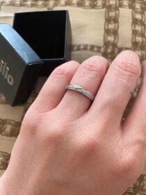 Snubní prsten z chirurgické oceli s třpytivým broušením a zi - 4