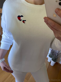 Bílá jednoduchá mikina s logovanými srdíčky Tommy Hilfiger - 4