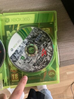 Xbox 360 slim 500gb + 2 ovladače + 4 hry - 4