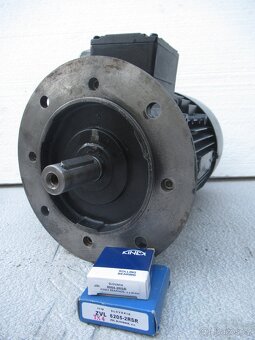 SIEMENS-přírubový elektromotor400V.2,2kw-2880ot.NOVÁ ložiska - 4