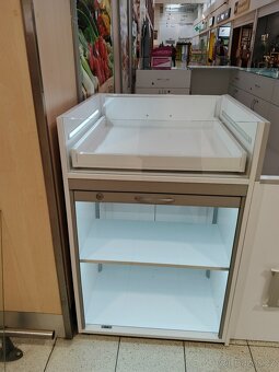 Prodejní  prosklený ostrůvek  do obchodu - 4