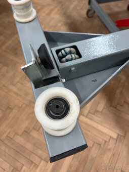 nůžkový hydraulický vozík pro manipulaci velkoplošných mater - 4