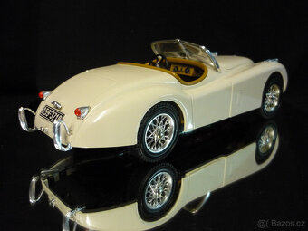 Jaguar XK120 Roadster smetanový ERTL 1/18 - 4