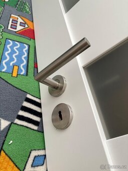 Interiérové dveře PRESTON 1 bílé plné 80P, spolu s klikou - 4