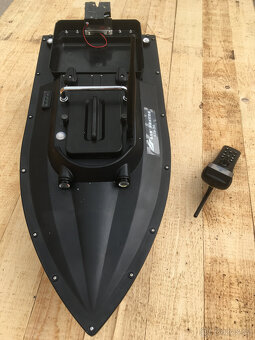 Zakrmovací loď na 12V (20km/hod) s GPS 40 pozic, nepoužitá - 4