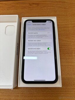 Apple iPhone 11 - 64GB Černý - Velmi pěkný - 4