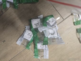 Schneider Sedna zásuvky , vypínače rámečky - 4