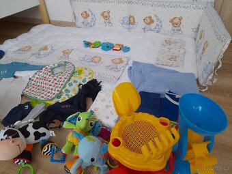 Prodám set do postýlky,mix oblečení a mix hraček Top Stav - 4