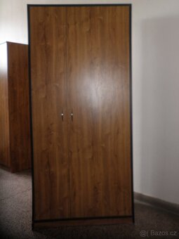 Kancelářská či šatní skříň v tmavé barvě - 2 druhy - 4