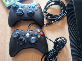 Xbox 360 E + Kinect, kapacita 4GB 2x ovladac, 2x Hra - 4