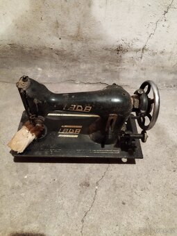 Retro šicí stroj LADA - 4
