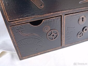 RECYCLE ART STEAMPUNK BOX 26,5 x 32 cm. Lakované dřevo. - 4