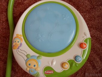 Playskool Kolotoč nad postýlku broučci, hraje a svítí - 4