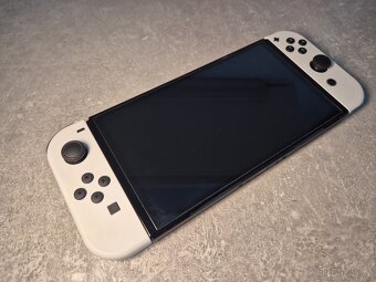 Nintendo Switch OLED (bílý model) - 4