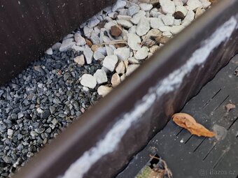 Velký truhlík na parapet 79x20x20cm hnědý květináč samozavla - 4