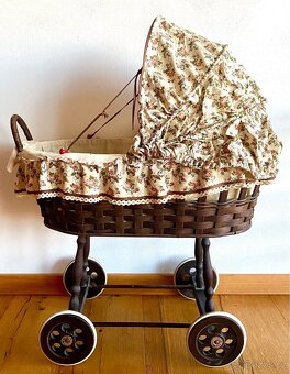 Starý proutěný kočárek - 4