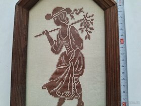Výšivka "Dáma" - v dřevěném rámečku - 4