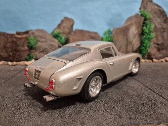 prodám model 1:18 Ferrari 250GT Berlinetta jouef evolution - 4