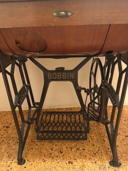 Starožitný šlapací šicí stroj BOBBIN ve stolku - 4