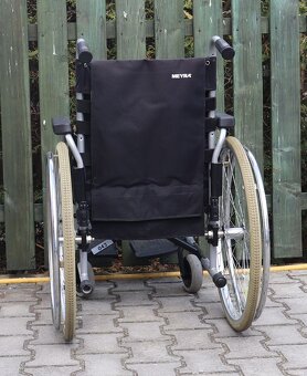 041-Mechanický invalidní vozík Meyra. - 4