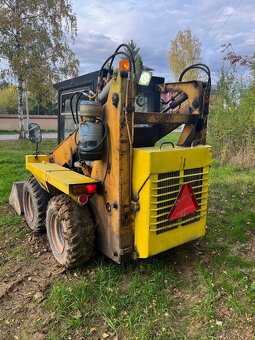 Smykový nakladač UNC 060 - 4