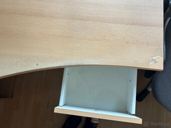 Vykrojený psací stůl s policemi - 4