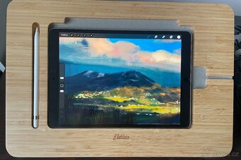Krásný dřevěný stojánek na Ipad a apple pencil na malování - 4