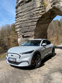 Mustang Mach-e perleťově bílý, příplatková barva, 6.000km - 4