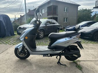 Elektroskútr Hecht Equis 90km/h výkon 7 kW, 72V 40Ah baterie - 4
