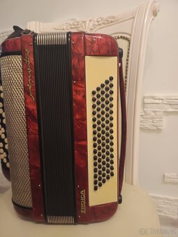 Opravář prodává knoflíkový akordeon 80 basů - 4